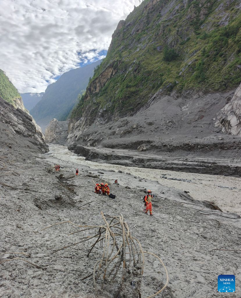 Ekipa Bombeirus sira hala'o hela operasaun sira peskiza no sokoru nian iha área ne'ebé afetadu hosi rai-halai iha Kondadu Gyirong, Rejiaun Autónoma Tibet, sudoeste Xina nian, iha loron 1 fulan-Setembru tinan 2026. Maski iha difikuldade sira hanesan terrenu ho altitude aas, vale sira ne'ebé aas, no tempu ne'ebé la estavel, ekipa Bombeirus sira serbisu nafatin hodi buka sobrevivente sira, Bombeirus sira iha estrada estasaun komunikasaun sira, no restaura eletrisidade. (Xinhua/Jigme Dorje)